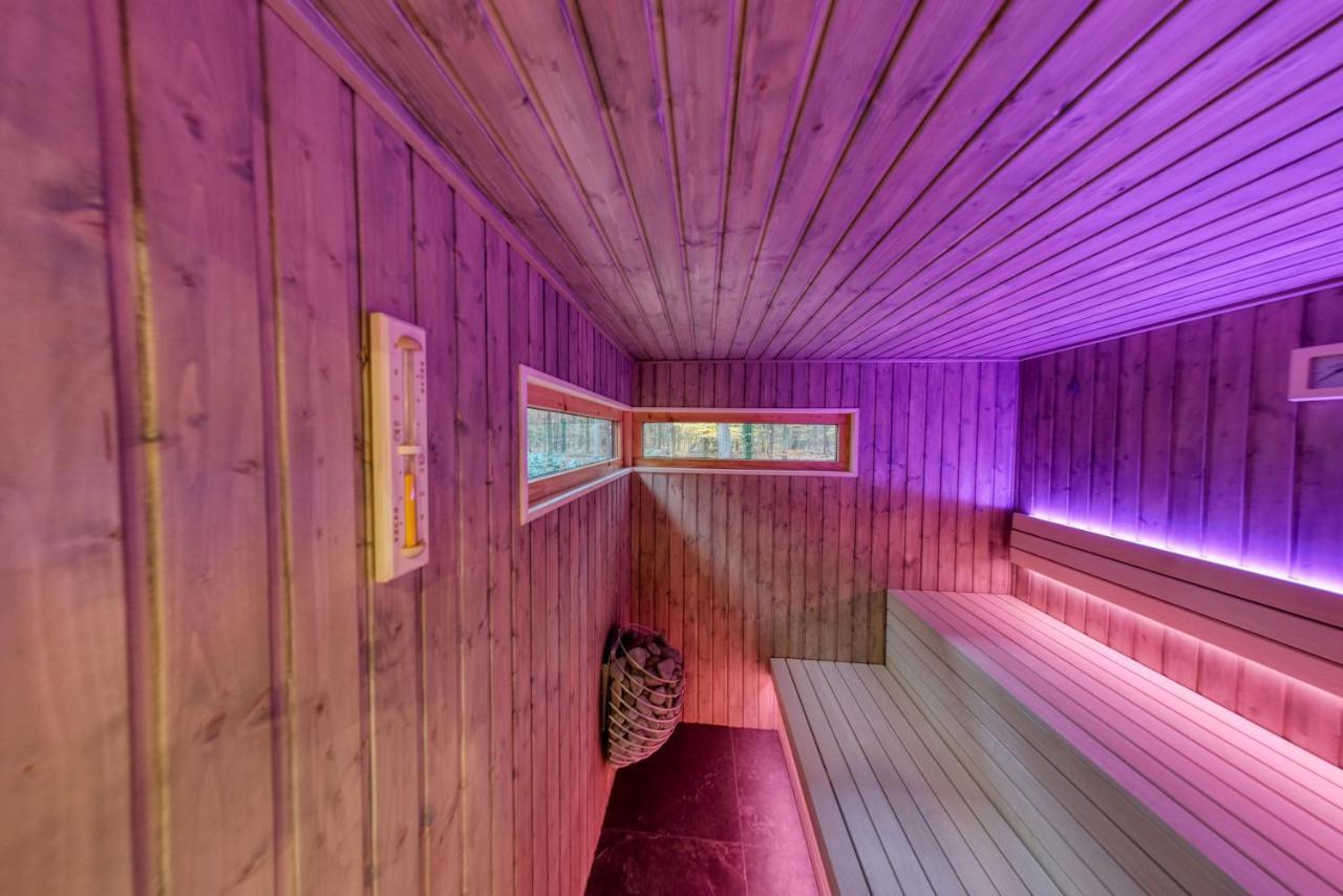 Lodge In Een Bosrijke Omgeving Met Hottub & Sauna Opt Rheezerveen Luaran gambar